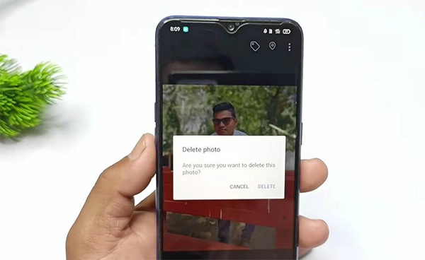Delete and Cancel options showing to confirm removing a photo.